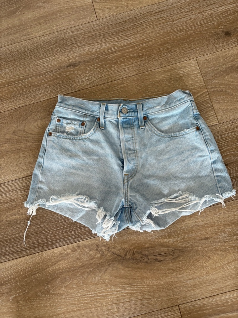 Vintage Levi’s 501 Distressed Light Wash Denim Shorts Y2K Raw Hem